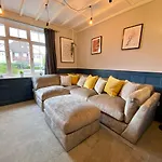 Funky 4 Bedroom House! - Great Location - Parking - Fast Wifi - Smart Tv - Newly Decorated - Sleeps Up To 8! Only 10 Mins Drive To Sandbanks Beach!