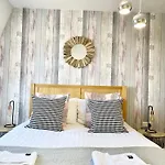 The Lansdowne Hideaway - Brought To You By Coastline Retreats - Newly Refurbished Town Centre, Close To Beach, Large Jet Bath With Tv, Netflix, Swing And Parking Included