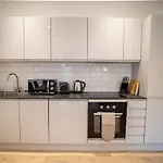 Deluxe Modern 1&2 Bed Apartments Near Brighton Beach & Station