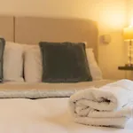 **Sunny And Bright, Thatchers Rock One Bed Beach Front Apartment***