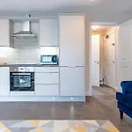 Pass The Keys Luxurious 1Br Apt In Prime Location With Top Amenities