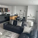 Modern Apartment, Amazing Central Location