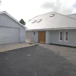 The Hawthorns - Large Luxury Cottage, Hot Tub, Sea Views