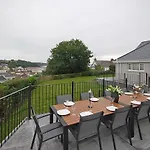 The Hawthorns - Large Luxury Cottage, Hot Tub, Sea Views