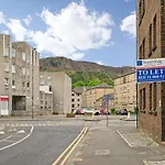 Modern & Spacious 3 Bedroom Apartment In Heart Of Edinburgh - Private Car Park On Site & Stunning Views Of Arthur Seat - Sleeps 10