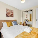 Modern & Spacious 3 Bedroom Apartment In Heart Of Edinburgh - Private Car Park On Site & Stunning Views Of Arthur Seat - Sleeps 10