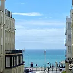 Luxury 1 Bed Flat With Balcony & Sea View