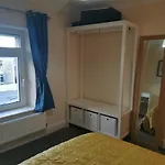 Immaculate 3 Bedroom Home With Superfast Wifi, Dragon Cottage, Llansamlet, Swansea