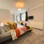 Beautiful Large 4 Bedroom House - 5 Minute Walk To The Best Beach! - Great Location - Garden - Parking - Fast Wifi - Smart Tv - Newly Decorated - Sleeps Up To 10! Close To Bournemouth & Poole & Sandbanks