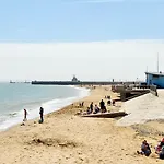 Seas The Day - Beachfront Apartment - Sleeps 4