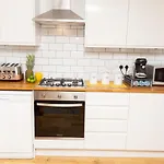 Modern 4 Bedroom Flat Near Brighton Station