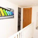 Modern 4 Bedroom Flat Near Brighton Station