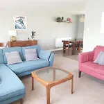 Seaside Bungalow 5 Mins Walk To Beach And Town