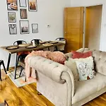 Luxury, Centrally Located 2 Bed Modern Apartment