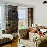 Luxury, Centrally Located 2 Bed Modern Apartment