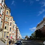 Stylish Apartment With Free Parking, Lift & Views