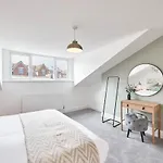 Host & Stay - Whitby Heights