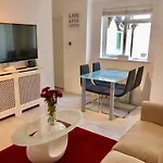 *Beachfront*- Stylish, Spacious +Private Courtyard
