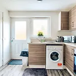 Guestready - Serene 2Br Home W Yard & Parking - Sleeps Up To 6