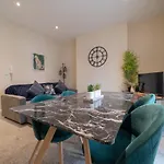 Luxury 3 Bedroom Apartment Near Brighton Beach