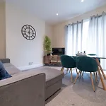 Luxury 3 Bedroom Apartment Near Brighton Beach