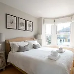 The Poplars Town House In Cowes With Heated Pool