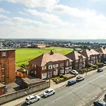 The Whitby Prospect, 2 Bed Apartment With Stunning Views, 2 Mins From Beach