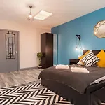 Pine Suite - Studio Apartment - Talbot Road