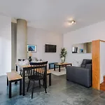 Beautiful 2 Bed Apartment - Super Central - Recently Renovated - Sleeps 8