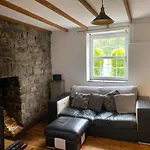 2-Bed Cottage In In Welsh Valley Nr Swansea