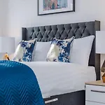 Beautiful 2 Bed Apartment - Super Central - Recently Renovated - Sleeps 8