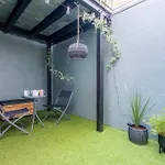 Modern 1-Bed Central Apartment With Outside Space