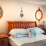 *New* Noel Cottage “A Romantic Quirky Little Gem”