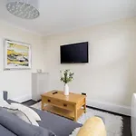 Modern 3 Bedroom Central Apartment - Sleeps 6