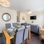 Modern 3 Bedroom Central Apartment - Sleeps 6