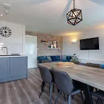 2Br Gorgeous Apartment Near Liverpool Cc