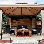 1-Bedroom Apartment With A Private Garden, Beach 5-Min Walk