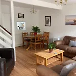 Cosy Coastal Home - 5 Mins Walk From The Beach