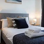 Modern 1-Bedroom Apartment, Beach 5-Min Walk, Free Parking