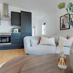 Ultra Luxe Scarborough 2 Bedroom Apartments Near Beach, Centre & Peasholm Park