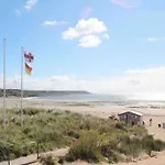Cosy Coastal Home - 5 Mins Walk From The Beach