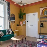 Charming And Convenient Studio Apartment Near The Beach And Shops, With Parking
