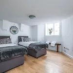 Cosy Flat In Free Parking Area, Next To Bus Stop