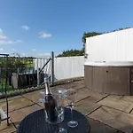 Cartref - Beautiful Cottage, Hot Tub, Countryside Views