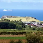 Comfortable Lodge With Hot Tub On Cornwall Coast
