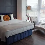 Spacious Apartment With Free Parking