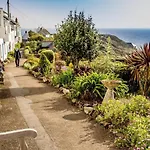 Cowshed Cottage Located Nr Kynance Cove