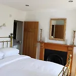 Large Cottage, 3 Beds All En-Suite, Small Village Location Overlooking Mousehole