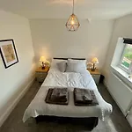 Aboos Cottage - Luxury Renovated Home With Parking