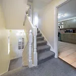 Pass The Keys Fab Townhouse Near Queens With Huge Tv & Recliners
